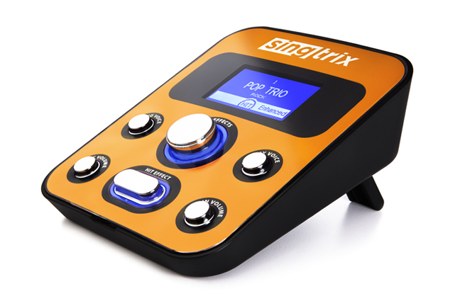 Singtrix ist ein musikalisches Universaltalent. Wer vor dem Singtrix-Mikrofon steht, kann aus über 300 Stimmen auswählen. Professionelle Effekte wie Delay, Doubling, Flanger, Hall und viele andere lassen sich jederzeit zuschalten.