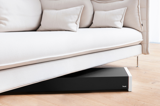 Mit einer Höhe von zwölf Zentimetern passt der Subwoofer T 4000 unter Lowboard, Sideboard, Regal oder Sofa.