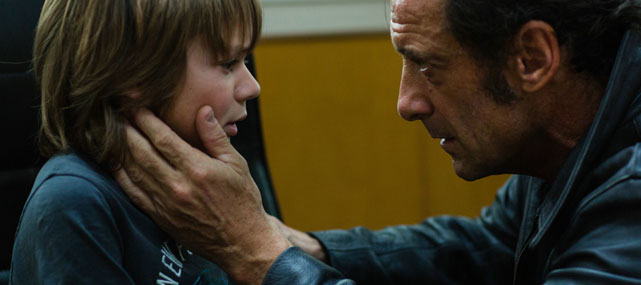 Nach einem Unfall wird Simon (Vincent Lindon) aus dem Polizeidienst entlassen. Jahrelang lebt er ein völlig anderes Leben, bis sein Sohn zufällig einen Mord beobachtet. Nun muss Simon seinen Sohn (Max Baissette de Malglaive) als Augenzeugen beschützen. (© 20th Century Fox)