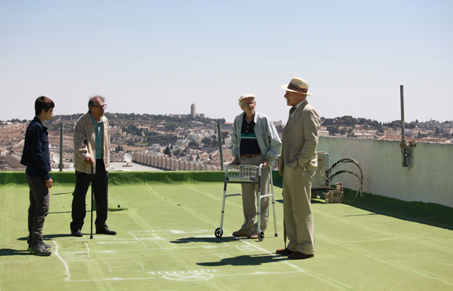 Jonathan (Gil Blank), sein Großvater Eliyahu (Sasson Gabai), dessen Freund Nick (Moni Moshonov) und ein britischer Lord (Sir Patrick Stewart sind nicht gerade die Idealbesetzung für einen Bankraub... (© EuroVideo Medien GmbH)