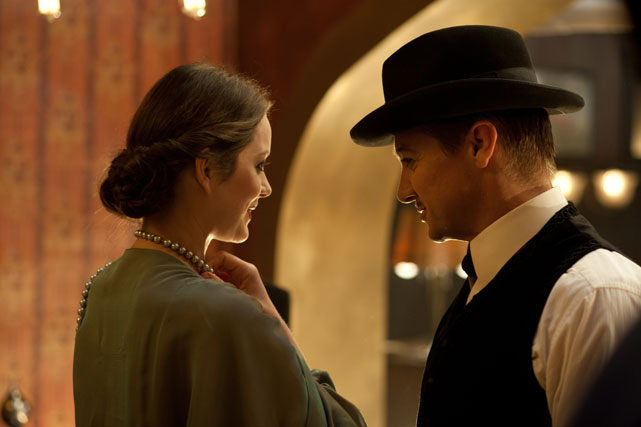 Der faszinierende Magier Orlando (Jeremy Renner) wird zu Ewas (Marion Cotillard) einziger Chance, dem Albtraum, in den sie hineingeraten ist, zu entkommen. (© Universum Film)