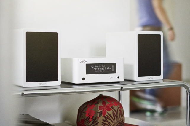 Denon erfüllt mit der netzwerkfähigen Kompaktanlage CEOL Piccolo N4 mit WLAN, Bluetooth, NFC, AirPlay, Internet-Radio, Spotify Connect, DLNA-Zertifizierung und App-Steuerung die neuen Ansprüche von HiFi-Fans.