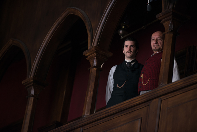 Der junge Mediziner Edward Newgate (Jim Sturgess, l.) möchte im Stonehearst Asylum von Dr. Lamb (Ben Kingsley) die modernsten Techniken und Methoden im Umgang mit Geisteskrankheiten erlernen. (© Universum Film)