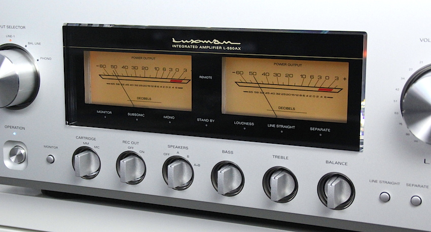 Die grossen VU-Meter dominieren die Optik des 44 Zentimeter breiten Stereo-Boliden. Über die riesigen Drehregler lässt sich Quellwahl bzw. die Lautstärkejustage vornehmen.