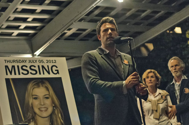 Nick Dunne (Ben Affleck) ist auf der Suche nach seiner verschwundenen Frau. (© 20th Century Fox)