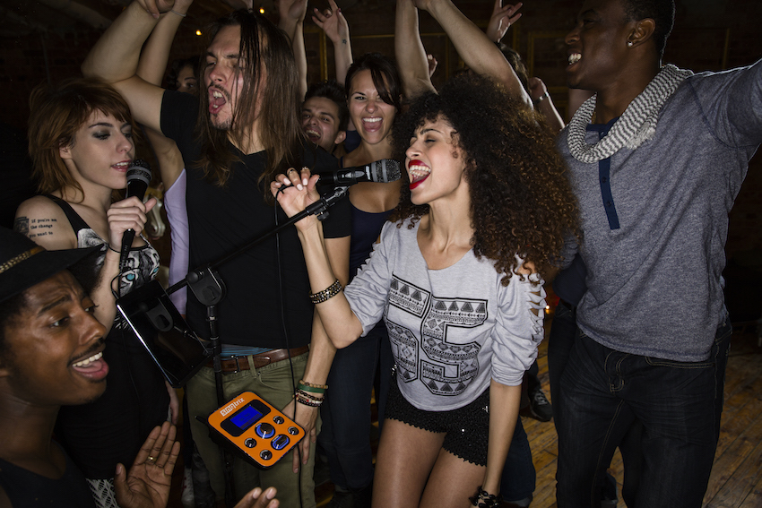 In wenigen Minuten aufgebaut und einsatzbereit. Das neue Singtrix verspricht unvergesslichen Karaoke-Fun auf jeder Party.