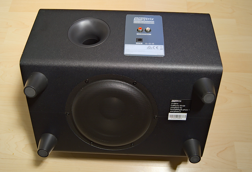 Der zum Lieferumfang gehörige 2.1-Lautsprecher ist - wie die Bezeichnung es bereits vermuten lässt - mit einem integrierten Subwoofer ausgestattet. 