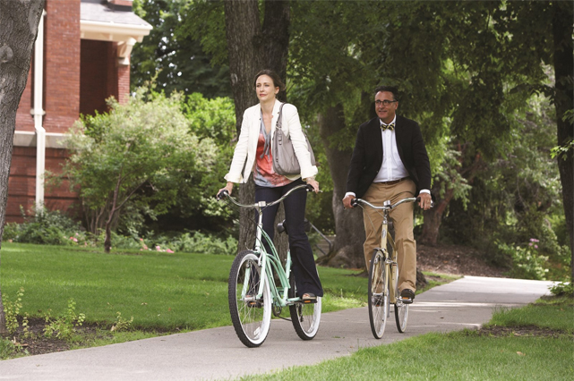 Edith Martin (Vera Farmiga) und George Hartman (Andy Garcia) erkunden den Campus des Middleton-Colleges auf eigene Faust. (© Disney Home Entertainment)