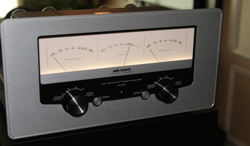 Die Stereo-Endstufe GS150 kommt im klassischen Design inkl. grosser VU-Meter.