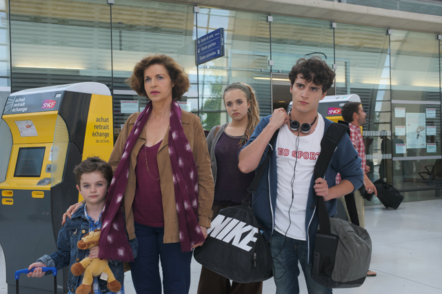 Die Vorfreude auf die Ferien hält sich bei Léa (Chloé Jouannet, 2.v.r.), Adrien (Hugo Dessioux, r.) und Théo (Lukas Pelissier, l.) in Grenzen. (© Concorde)
