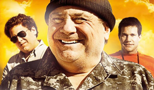 Tankstellenbesitzer Merl (Danny DeVito, m.) steht dem frustrierten Ray (Dylan Walsh, r.) zur Seite. (© Lighthouse Home Entertainment)