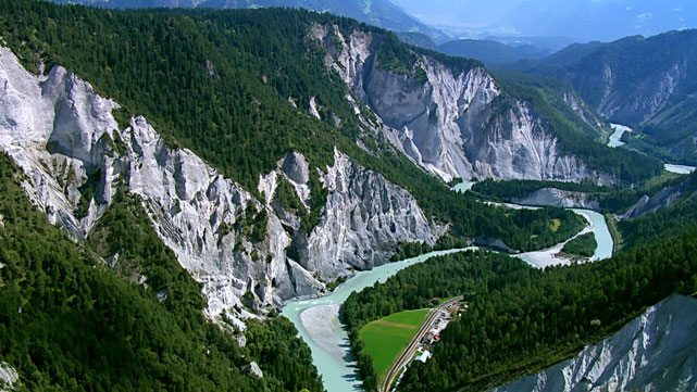 Die Dokumentation Rheingold folgt dem Fluss auf seinem Weg durch Europa und begleitet ihn dabei ausschließlich aus der Vogelperspektive. (© Senator Home Entertainment)