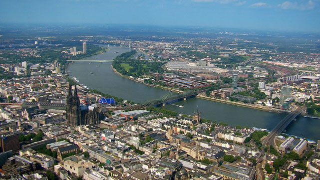"Rheingold" geht nicht nur auf den Rhein selbst ein, sondern berichtet auch vom vielfältigen Leben an seinen Ufern und der Entwicklung der dort errichteten Städte wie Köln. (© Senator Home Entertainment)