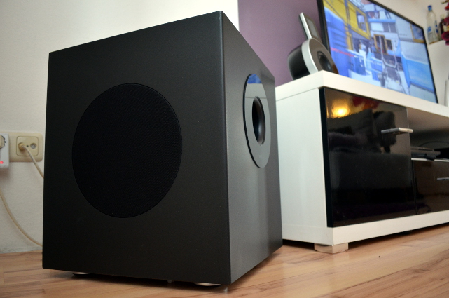 Für ordentlich Tiefton sorgt der kantige Subwoofer A500 - wirkt dank frontalem Bassreflexport aber auch clever designt.