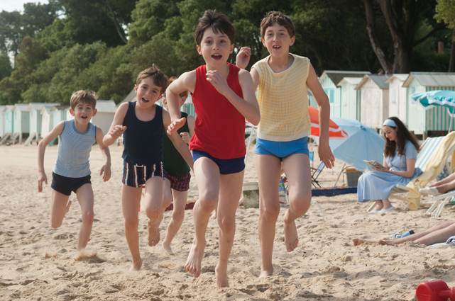 Der kleine Nick (Mathéo Boisselier, vorne) mischt mit seinen neuen Freunden den Strand gehörig auf. (© Universum Film) 