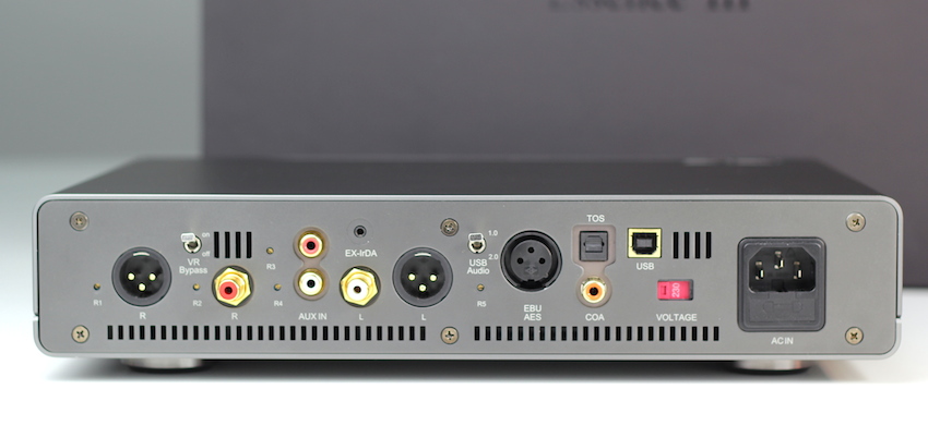 Anschlussseitig lässt der Essende III keine Wünsche offen: Neben analogen Audioeoingängen (Cinch), verfügt der Asus über gleich vierdigitale Inputs (AES/EBU, optisch, elektrisch, USB) sowie XLR- und Cinchausgänge. 