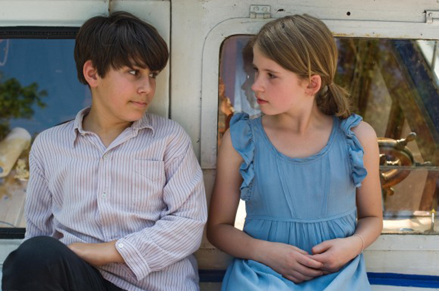 Lola (Tabea Hanstein) und Rebin (Arturo Perea Bigwood) freunden sich an. (© Sabine Finger / Lighthouse Home Entertainment)