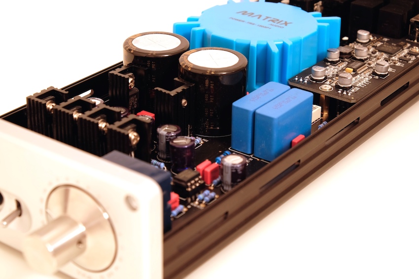 Blick ins Innere: Der Matrix Audio M-Stage HPA-2 USB - Kopfhörerverstärker ist mit hochwertigsten Bauteilen bestückt.