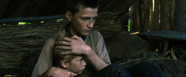 Der 14-jährige Hans (Levin Liam) muss sich mit seinem kleinen Bruder Fritzchen (Patrick Lorenczat) nach Litauen durchschlagen. (© Lighthouse Home Entertainment)