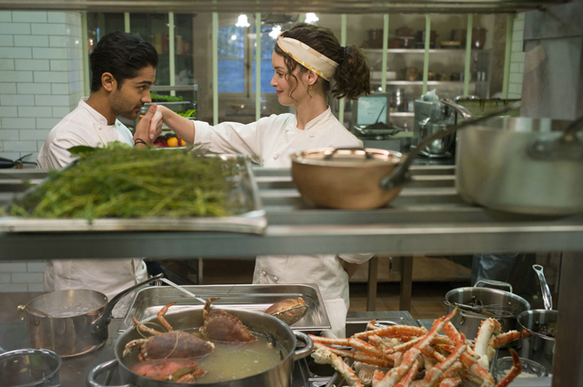 Ihre Sous-Chefin Marquerite (Charlotte Le Bon) hingegen ist Konkurrenz-Koch Hassan (Manish Dayal) freundlich gestimmt. (© Constantin Film)