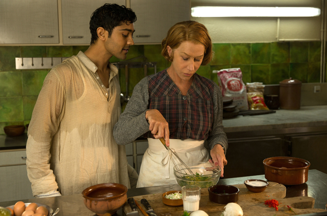 Erst als Madame Mallory (Helen Mirren) das Talent von Hassan (Manish Dayal) erkennt, ändert sie ihre Meinung. (© Constantin Film)