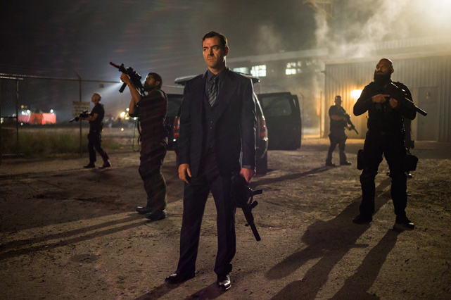 Um den neugierigen McCall loszuwerden, wird der durchgeknallte Ex-Speznaz Teddy (Marton Csokas, vorne) auf ihn angesetzt. (© Sony Pictures)