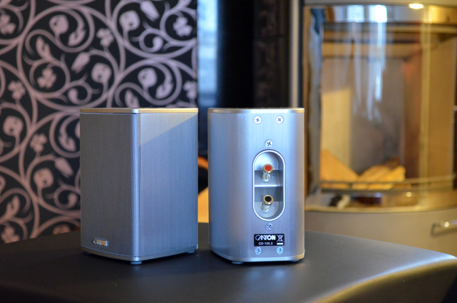 Für die Surround Speaker sind Wandhalterungen im Lieferumfang enthalten, optional bietet Canton auch Lautsprecherständer an.