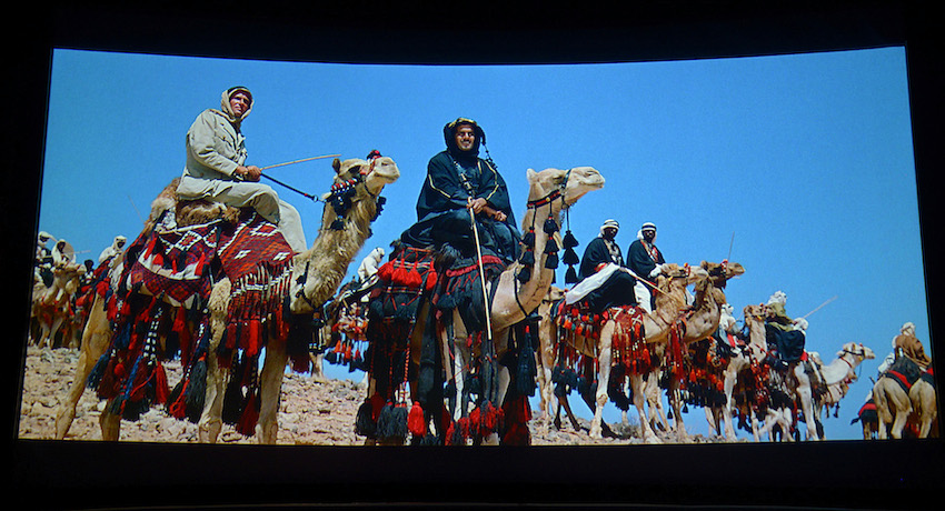 Wie fürs große Kino gemacht! Die restaurierte Fassung von „Lawrence von Arabien“ ist frei von Defekten. Die farbenfrohen Bilder erstrahlen in einer Pracht, wie sie wohl nur Besucher der Erstaufführung vorab erleben durften. Die gebogene Form der Leinwand unterstützt die atemberaubenden Bilder und lässt den Zuschauer förmlich in die fantastische Welt dieses Films eintauchen. Quelle: „Lawrence von Arabien“ Blu-ray (Sony Pictures Home Entertainment)
