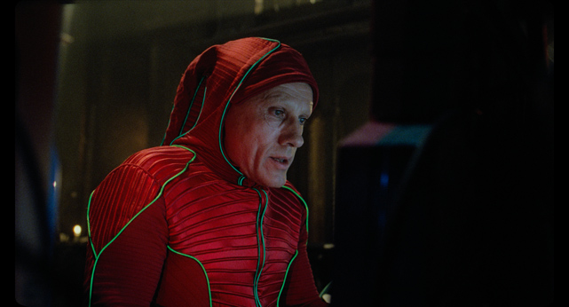 Gibt es eine mathematische Antwort auf die Frage nach dem Sinn des Lebens? Computergenie Qohen Leth (Christoph Waltz) glaubt daran und macht sich auf die Suche. (© Concorde Home Entertainment)