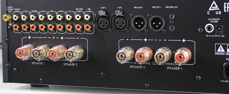 Neben sieben analogen Clinch-Eingängen bietet der A49 auch Quellen Anschluss, die via XLR zuspielen.