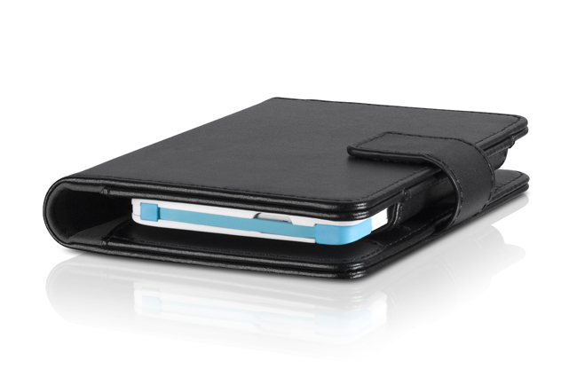 Die neue Power-Bank 2500 von TrekStor steckt in einem Etui in schwarzer Lederoptik.