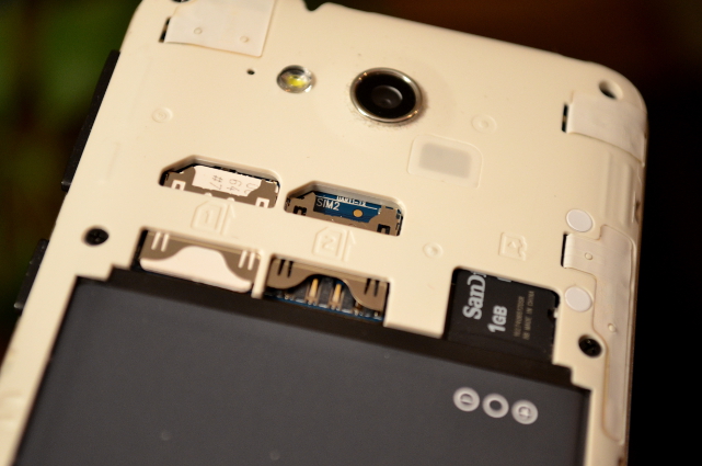 Der Akku des Energy M+ ist herausnehmbar. Das muss auch so sein, um die SIM-Karten und die optionale microSD-Karte einsetzen zu können.