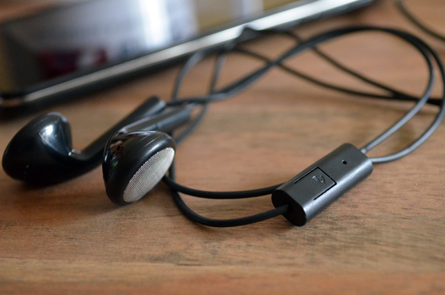 Das Headset des Energy M+ vereint Kopfhörer, Radioantenne und Fernbedienung zur Rufannahme.