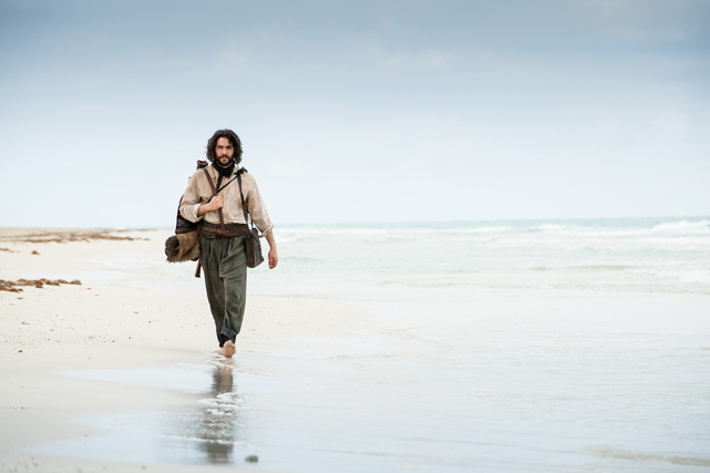 Die Suche nach seinen Töchtern führt Nazaret (Tahar Rahim) auch an die libanesische Küste. (© Pandora Film)