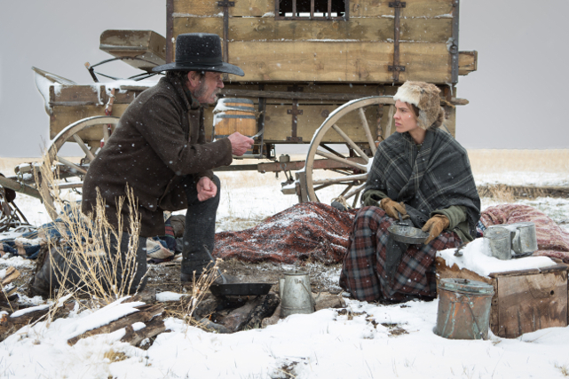 Annäherung in den unerbittlichen Weiten des Wilden Westens - Mary Bee Cuddy (Hilary Swank) und Briggs (Tommy Lee Jones). (© Dawn Jones/Universum Film)