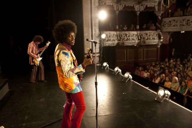 Sein außerordentliches Talent ermöglicht Jimi Hendrix (André Benjamin) einen steilen Aufstieg im Musik-Business. Doch Alkohol und Drogen legen ihm Stolperfallen in den Weg. (© Universal Pictures)