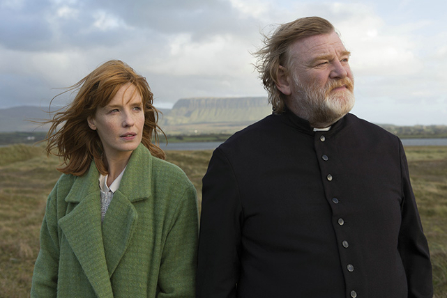 Doch obwohl der Priester weiß, wer ihn bedroht, verrät er nichts - auch nicht seiner Tochter (Kelly Reilly). (© Ascot Elite)