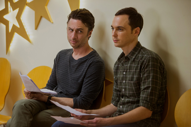 Hochkarätig sind auch die Gaststars: Jim Parsons (r.) tritt ebenfalls als Castingteilnehmer auf. (© EuroVideo Medien GmbH)