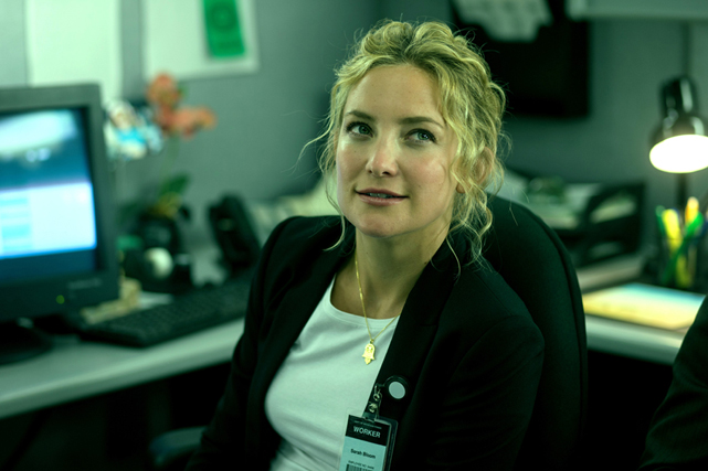 Seine Frau Sarah (Kate Hudson) sorgt durch ihren eintönigen Bürojob für die Familie. (© EuroVideo Medien GmbH)