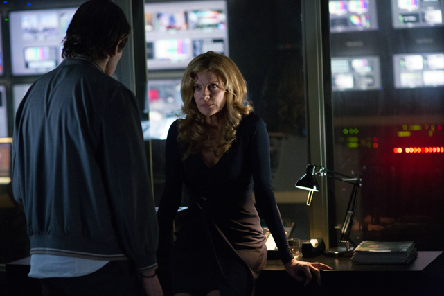 Von Nachrichtenchefin Nina (Rene Russo) lernt Lou, worauf es bei seinem Job ankommt. (© Concorde Home Entertainment)