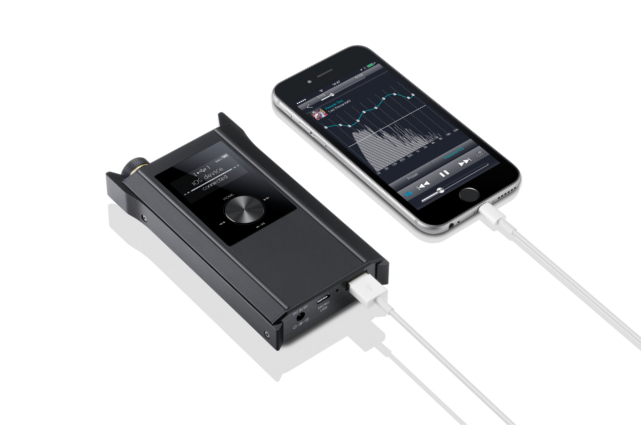 Eine robuste, stoßunanfällige Gehäuseform aus stabilem Aluminium und ein griffiger Lautstärkeregler machen den DAC-HA300 zum idealen Begleiter für unterwegs.