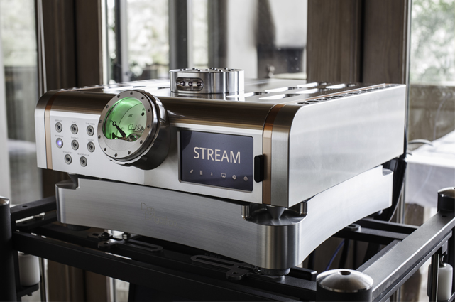 Dan D’Agostino präsentiert einen Streaming Server mit Vollverstärker der Superlative im Design der Momentum-Serie.