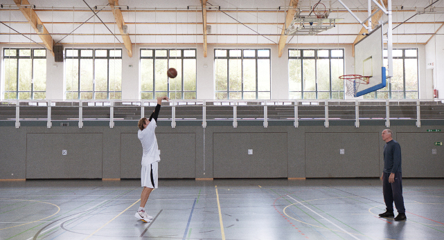 Die ungewöhnlichen Trainingsmethoden seines Mentors Holger Geschwindner verhelfen Nowitzki zu seinem Erfolg. (© EuroVideo Medien GmbH)
