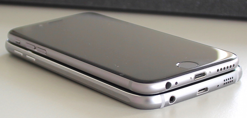 S6 und iPhone 6 sind sich erstaunlich ähnlich. Beide mit gerundetem Alurahmen, unterliegendem Kopfhörer-Ausgang und fast identisch groß. Das Samsung (unten) ist lediglich 0,5 Zentimeter höher, etwas breiter und dafür einen Tick flacher.