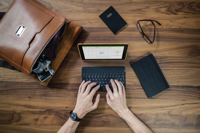 Das dünne und leichte Logitech-Keyboard ermöglicht überall einfaches Schreiben und Arbeiten.