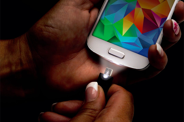 Hama bringt mit dem Micro-USB-Kabel mit integriertem LED-Lämpchen sprichwörtlich Licht ins Dunkel.