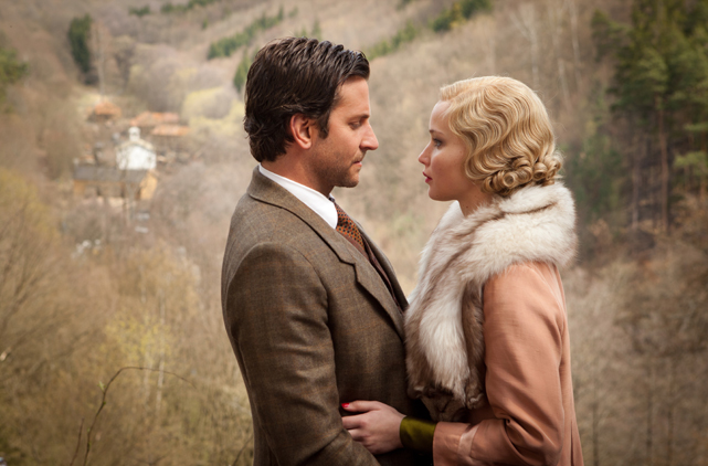 George (Bradley Cooper) und Serena (Jennifer Lawrence) wollen in den Wäldern North Carolinas ein Holzfäller-Imperium aufbauen. (© Studiocanal)