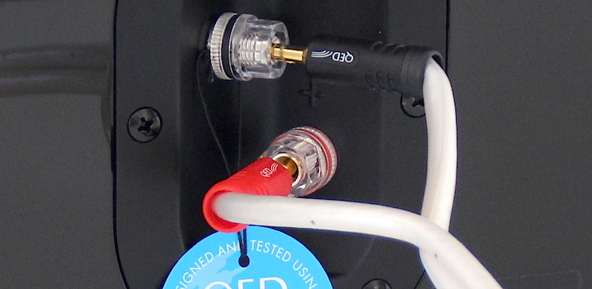Um die bestmögliche Klangperformance zu erreichen, empfiehlt Q Acoustics den Einsatz von QED-Kabeln.