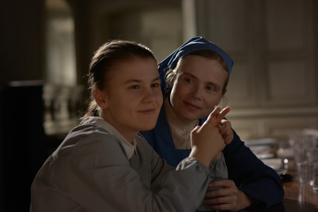 Schwester Maguerite (Isabelle Carre) bekommt mit viel Geduld langsam Zutritt zu Maries (Ariana Rivoire) Seele. (© Concorde Home Entertainment)