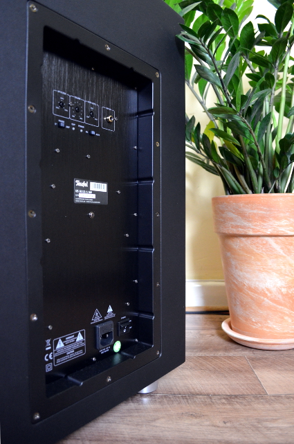 Der Subwoofer bietet einige Einstelloptionen, weist allerdings auch nur sehr reduzierte Regler auf.